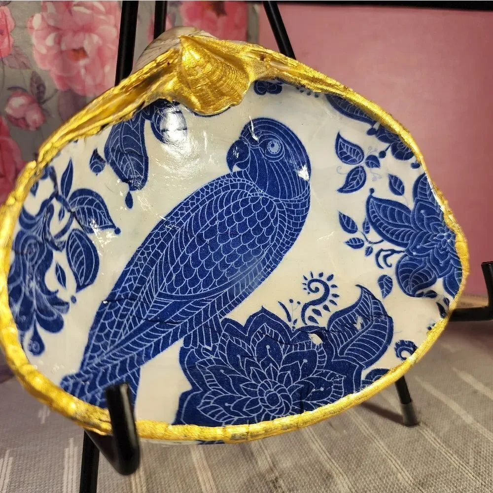 DECOUPAGE CLAM SHELL DECOUPAGE BLUE BIRD ON A CLAM SHELL TRINKET DISH - Picture 2 of 10